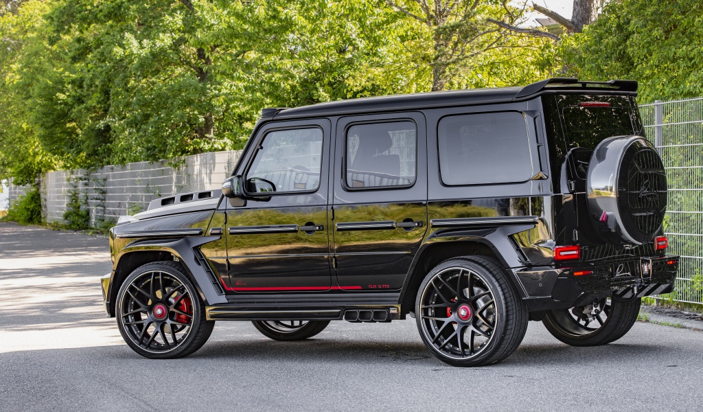 Черный джип Mercedes-Benz G-Class  на улице