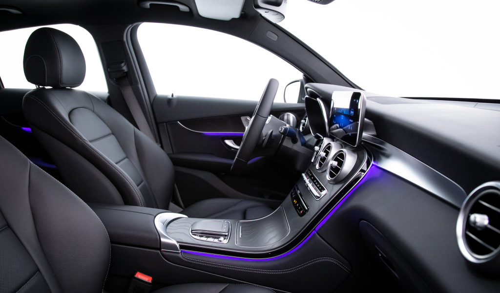 Черный кожаный салон автомобиля Mercedes-Benz GLC 300, 2019 года