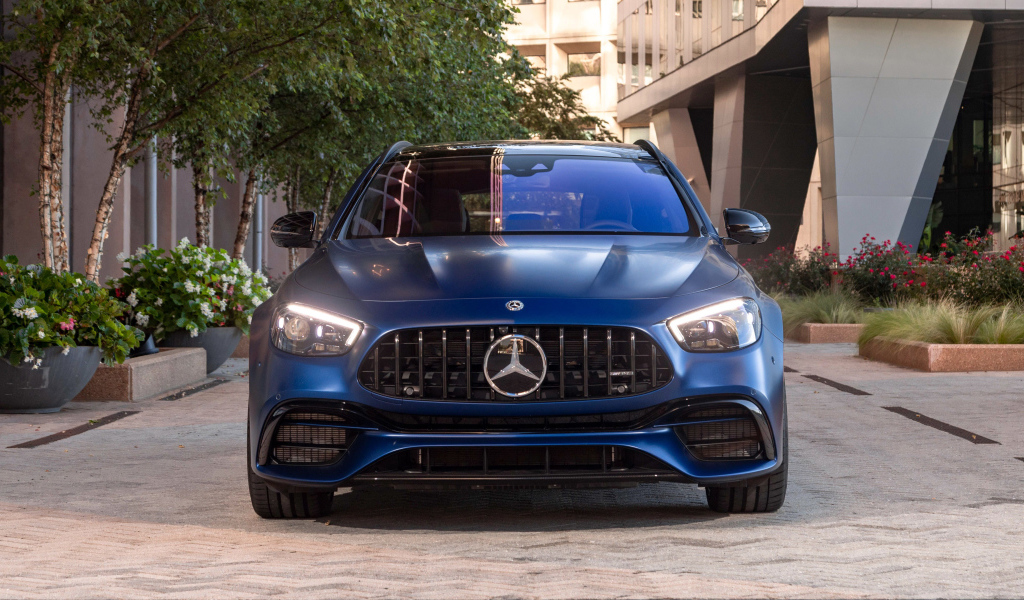 Синий автомобиль  Mercedes-AMG E 63 S 4MATIC+, 2021 года вид спереди