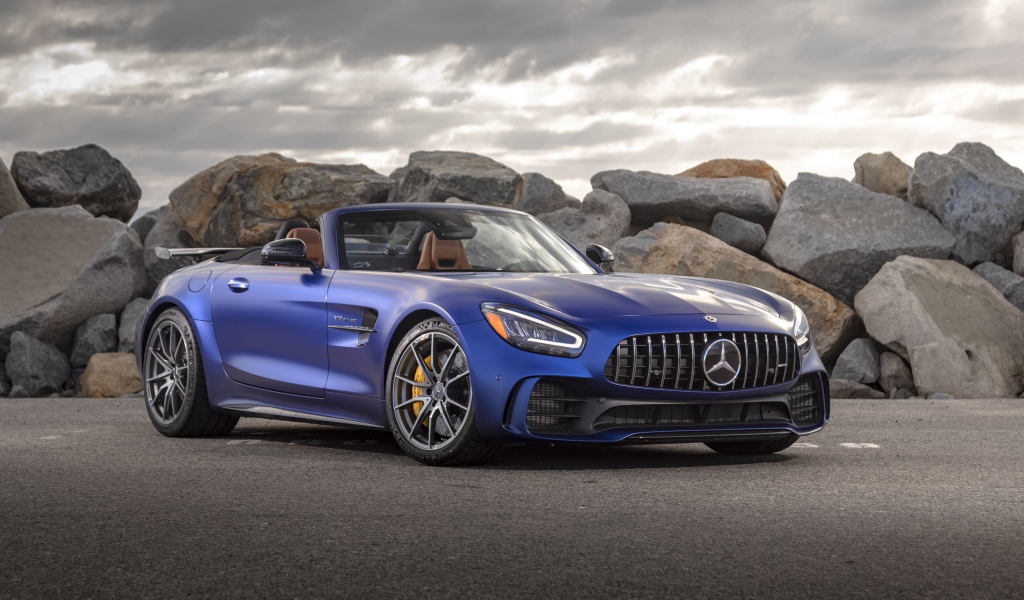 Синий кабриолет Mercedes-AMG GT R Roadster, 2020 года в горах 