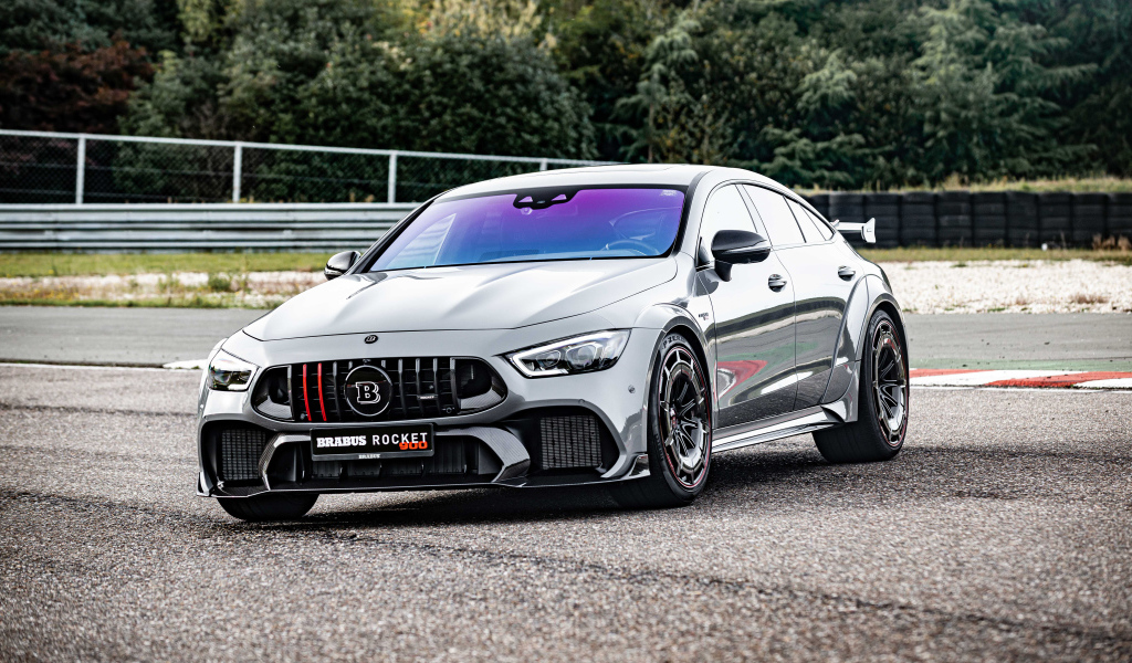 Автомобиль Brabus Rocket 900 One Of Ten Mercedes-AMG GT 63 S 4MATIC+ на дороге