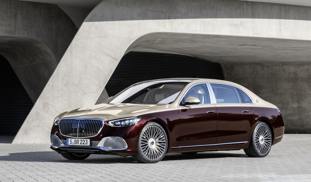Бордовый автомобиль Mercedes-Maybach S 580,  2021 года