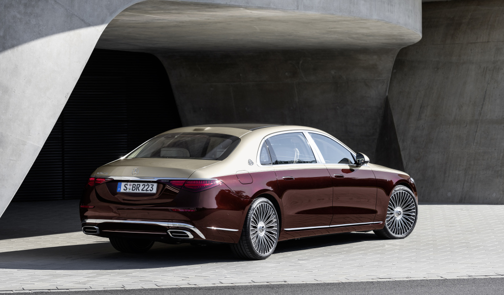 Бордовый автомобиль Mercedes-Maybach S 580,  2021 года вид сзади