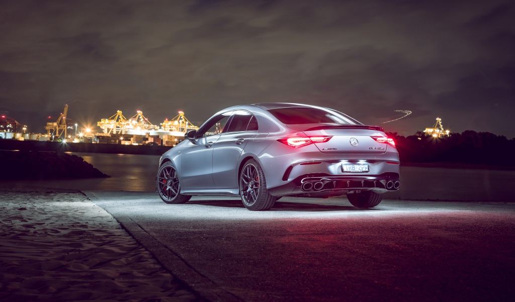 Автомобиль Mercedes-AMG CLA 45 S 4MATIC, 2020 года на фоне города 