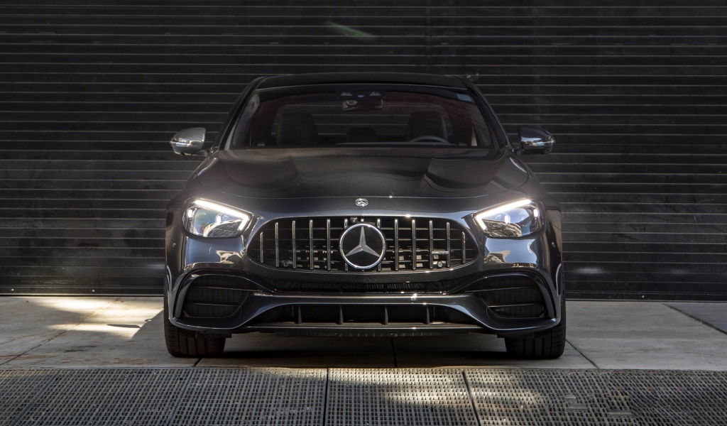 Автомобиль Mercedes-AMG E 63 S 4MATIC+, 2021 года с включенными фарами вид спереди