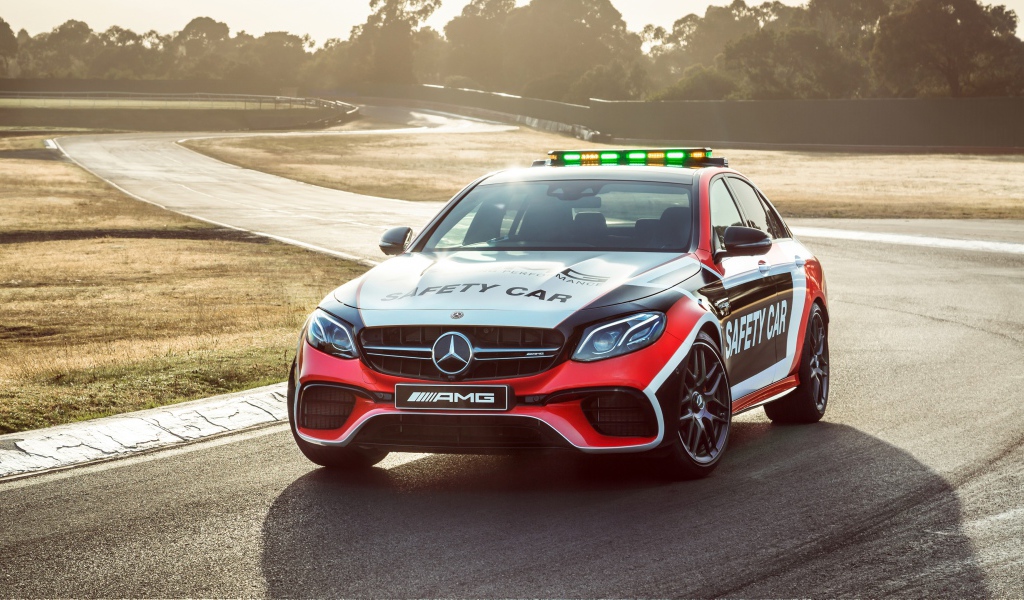 Гоночный автомобиль Mercedes-AMG E 63 S на трассе 