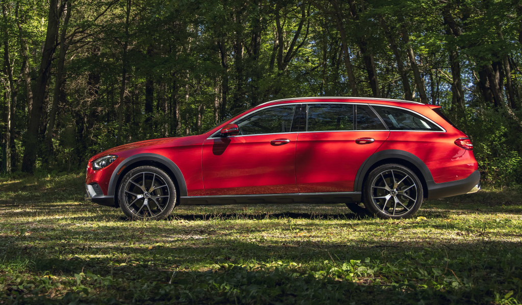 Автомобиль Mercedes-Benz E 450 4MATIC All-Terrain, 2021 года вид сбоку