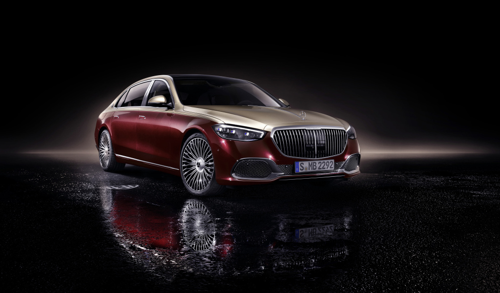 Автомобиль Mercedes-Maybach S 580,  2021 года на мокром асфальте