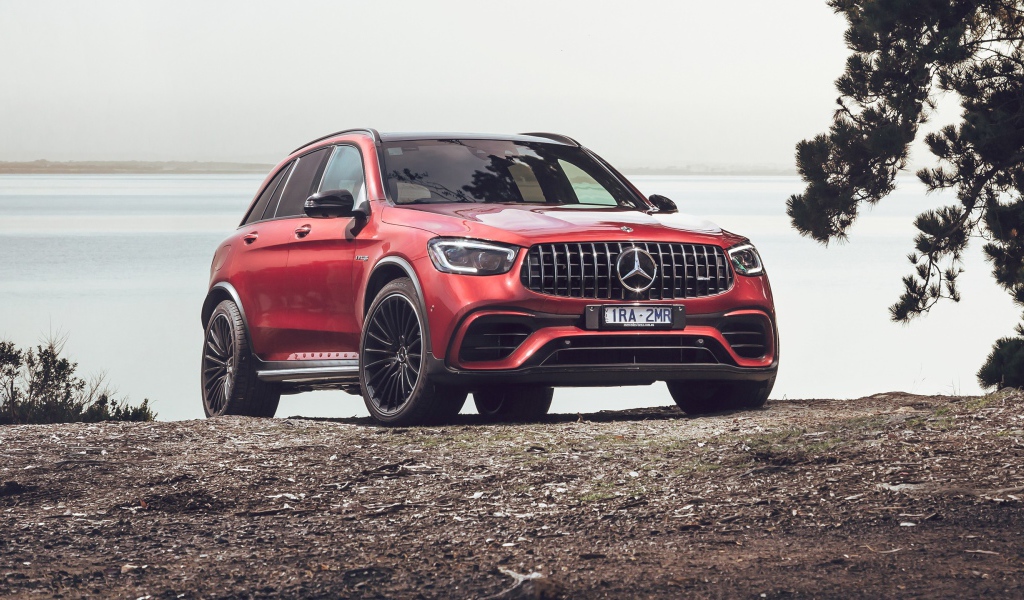 Красный автомобиль Mercedes-AMG GLC 63 S 4MATIC 2020 года у воды