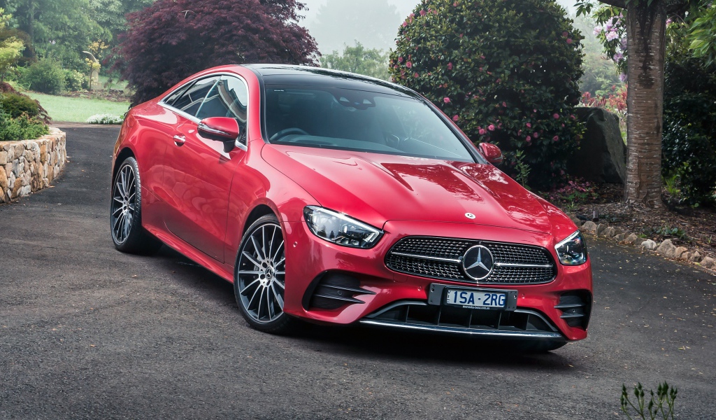 Красный автомобиль Mercedes-Benz E 300 AMG, 2021 года вид спереди