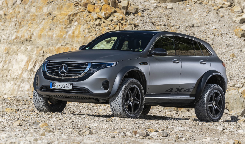 Внедорожник Mercedes-Benz EQC 4x4,  2020 года на фоне гор 