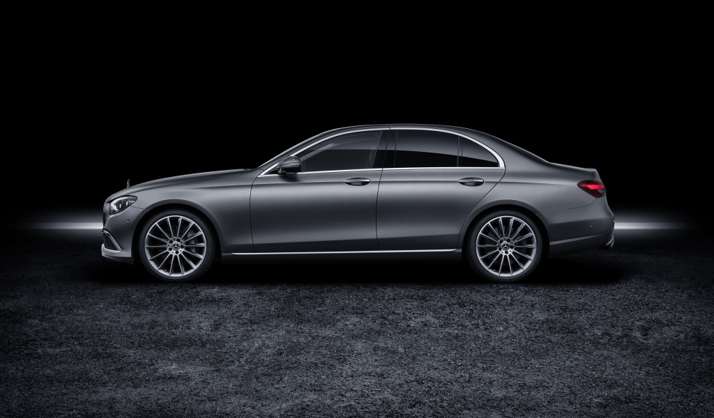 Серебристый автомобиль Mercedes-Benz E-Klasse 2020 года на черном фоне