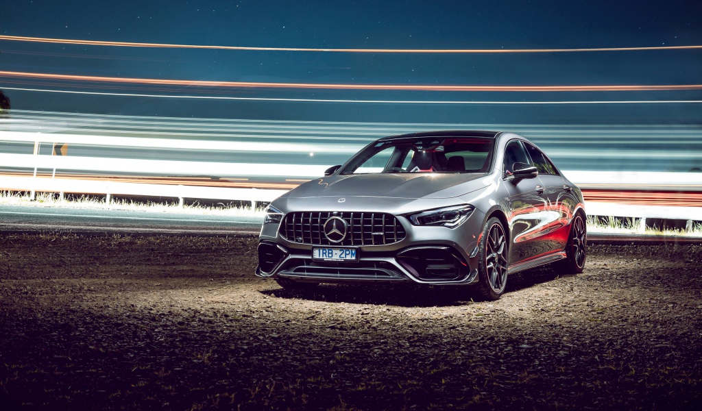 Серебристый автомобиль Mercedes-AMG CLA 45 S 4MATIC, 2020 года у трассы 