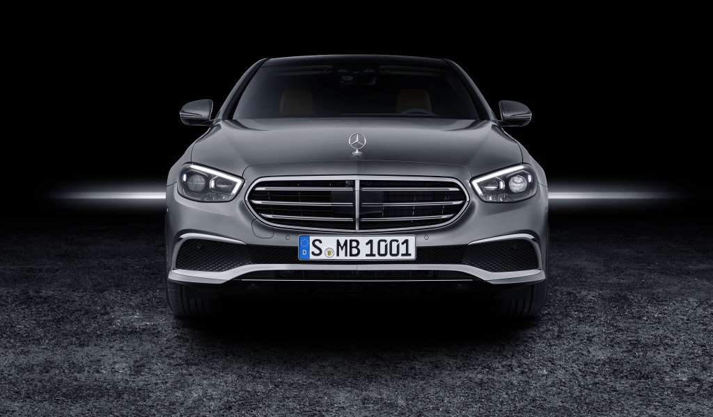 Серебристый автомобиль Mercedes-Benz E-Klasse, 2020 года вид спереди