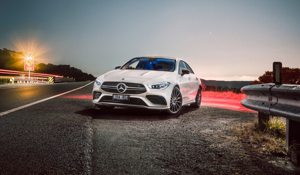 Белый автомобиль Mercedes-AMG CLA 35 4MATIC 2020 года на трассе ночью 