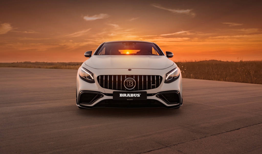 Белый автомобиль Mercedes Benz B63 S на фоне заката