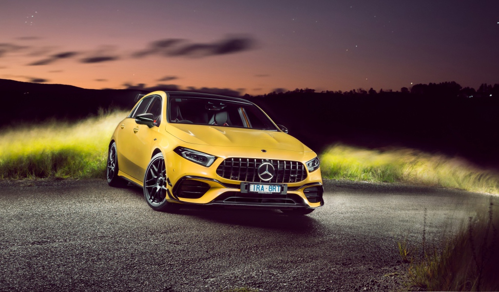 Желтый автомобиль Mercedes-AMG A 45 S 4MATIC Aerodynamic Package 2020 года ночью 