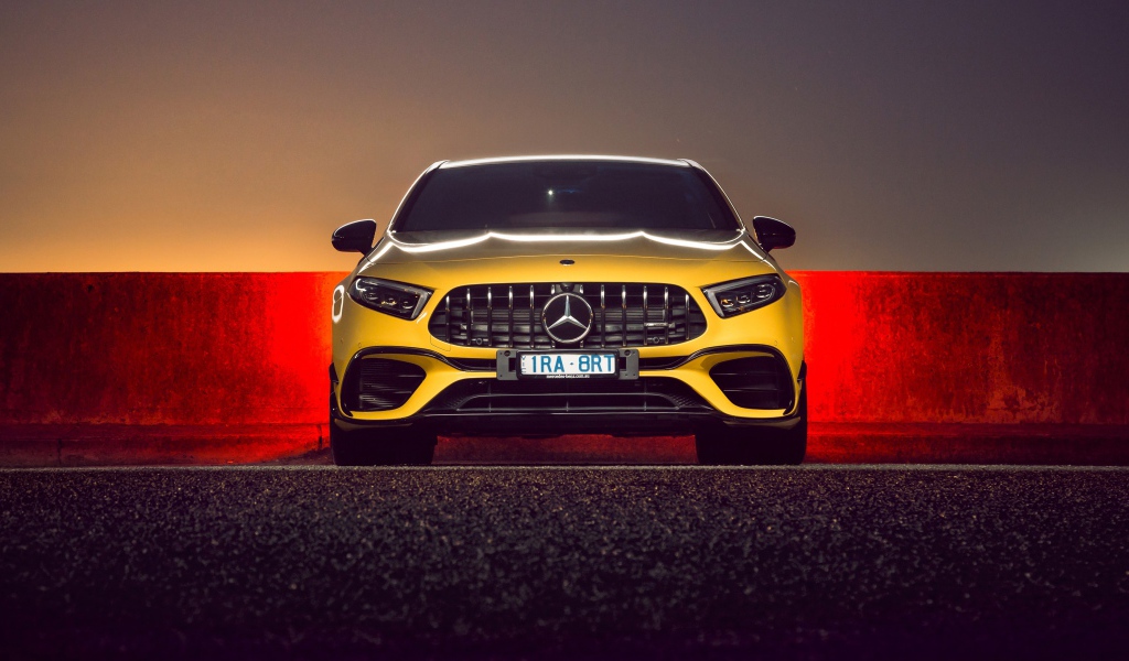Желтый автомобиль Mercedes-AMG A 45 S,  2020 года вид спереди