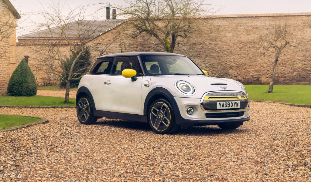 Автомобиль MINI Cooper SE Level 2 2020 года у дома