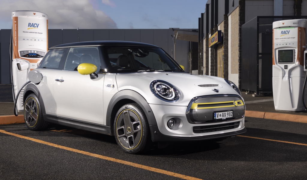 Автомобиль MINI Cooper SE 2020 года на заправке 