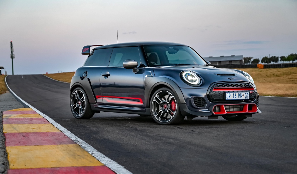 Автомобиль MINI John Cooper Works GP 2020 года на дороге