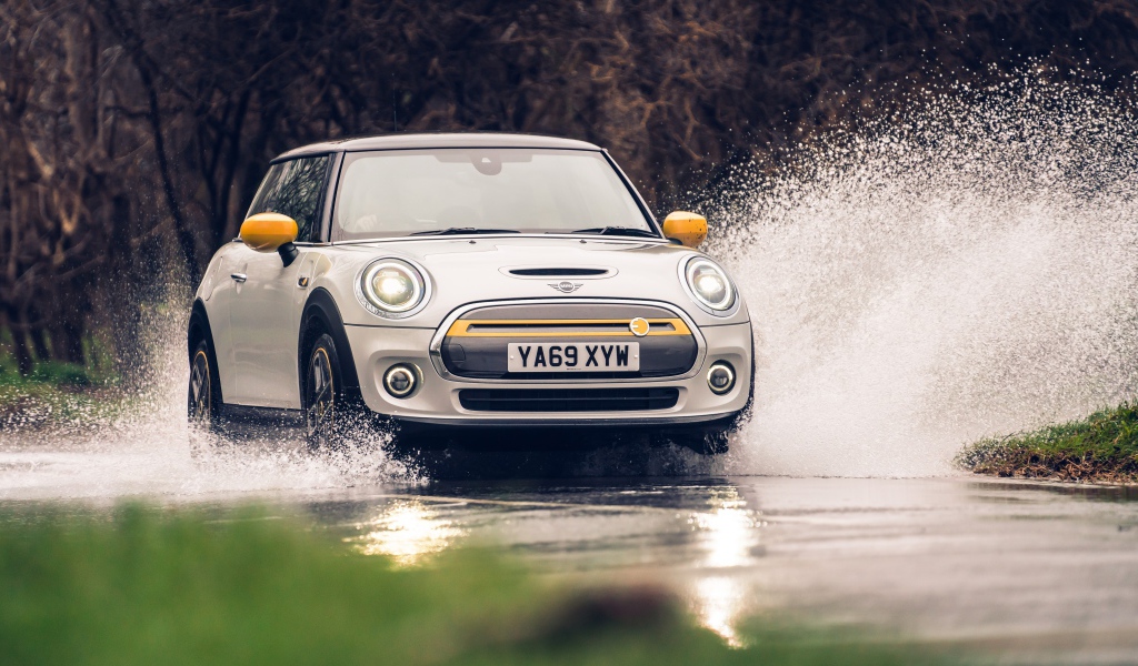 Компактный MINI Cooper SE Level 2 2020 года едет по воде