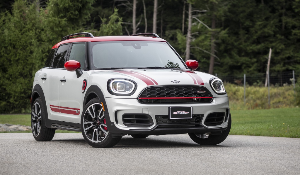 Автомобиль  MINI John Cooper, 2021 года на дороге