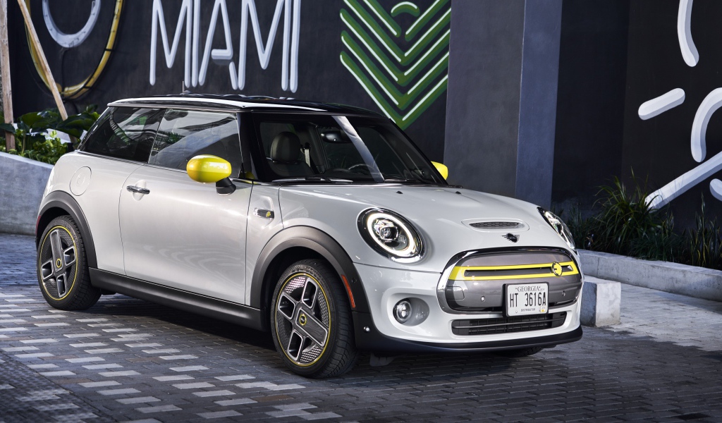 Серебристый  MINI Cooper SE, 2020 года у дома