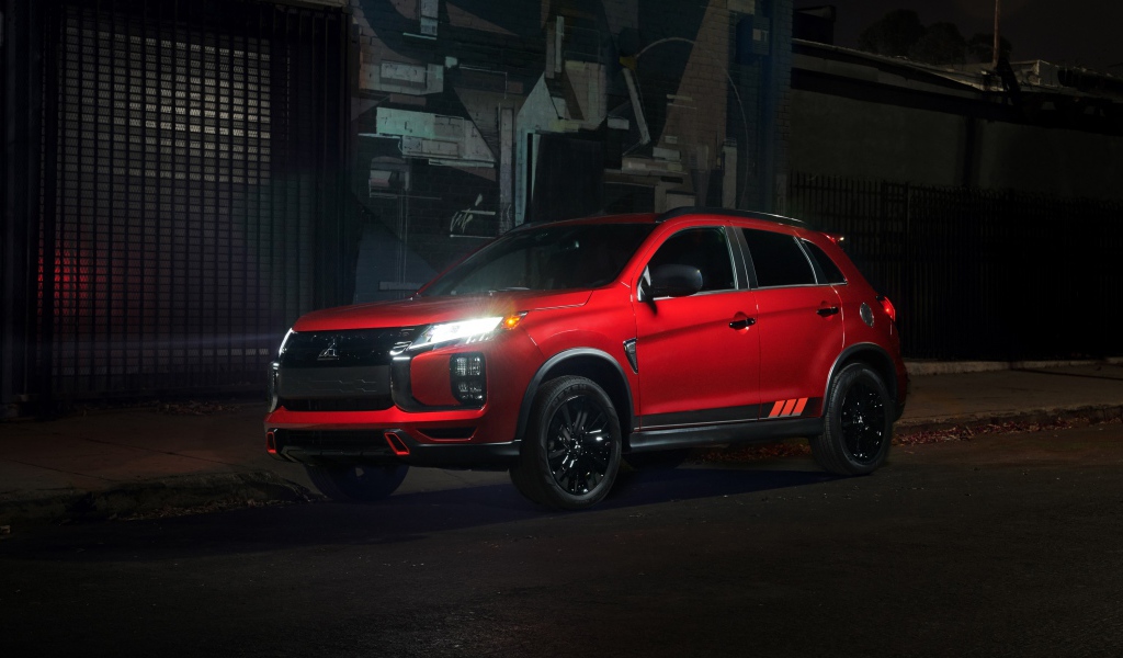 Красный внедорожник  Mitsubishi Outlander, 2020 года у стены