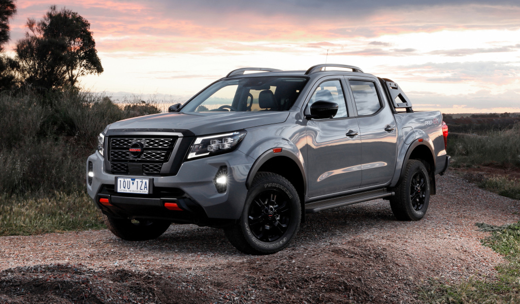 Серебристый пикап Nissan Navara PRO-4X 2021 года