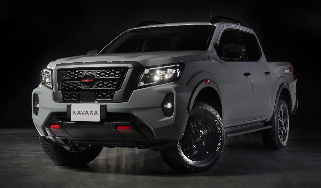 Пикап Nissan Navara PRO-4X 2021 года на черном фоне