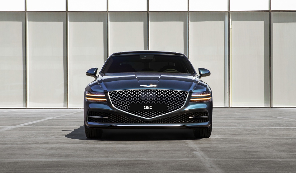 Автомобиль Genesis G80 AWD 2020 года в лучах солнца
