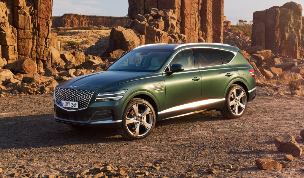 Зеленый автомобиль Genesis GV80 3.5T AWD 2020  года в горах