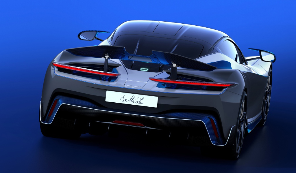 Спортивный автомобиль Pininfarina Battista Anniversario 2020 года на синем фоне