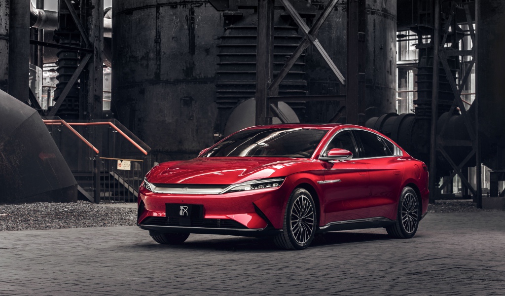 Красный автомобиль BYD Han EV 2020 года у завода
