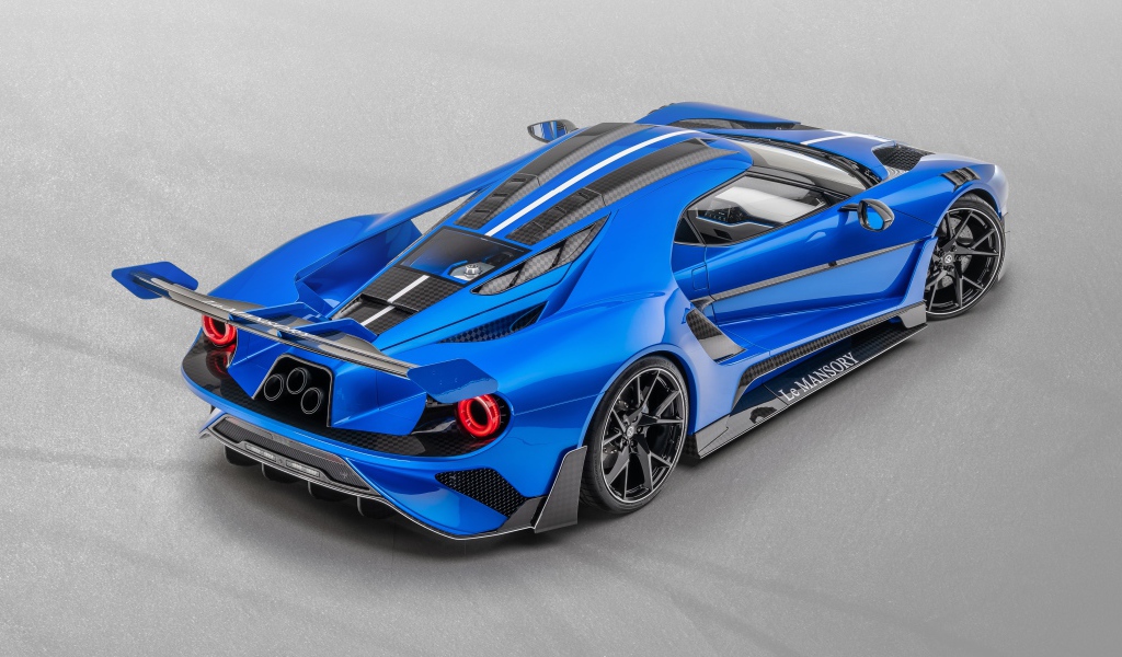 Синий автомобиль Mansory La MANSORY 2020 года на сером фоне вид сзади