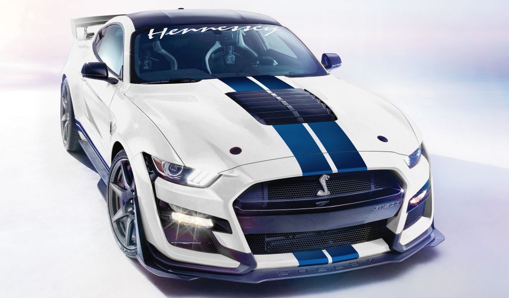 Гоночный автомобиль  Hennessey GT500 Venom 1000, 2020 года на белом фоне