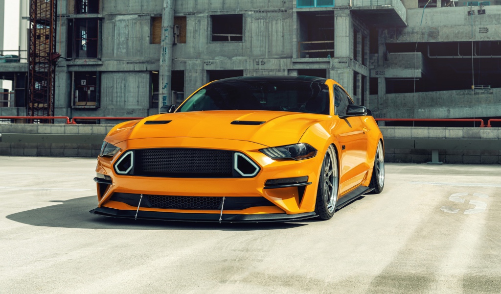 Оранжевый автомобиль  Mustang на стройке 