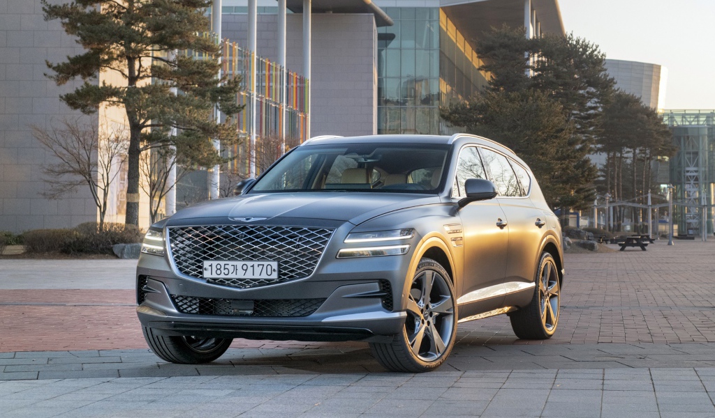 Серебристый автомобиль Genesis GV80, 2020 года