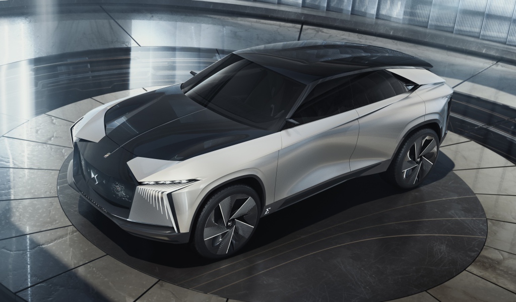 Серебристый внедорожник DS Aero Sport Lounge 2020 года на выставке 
