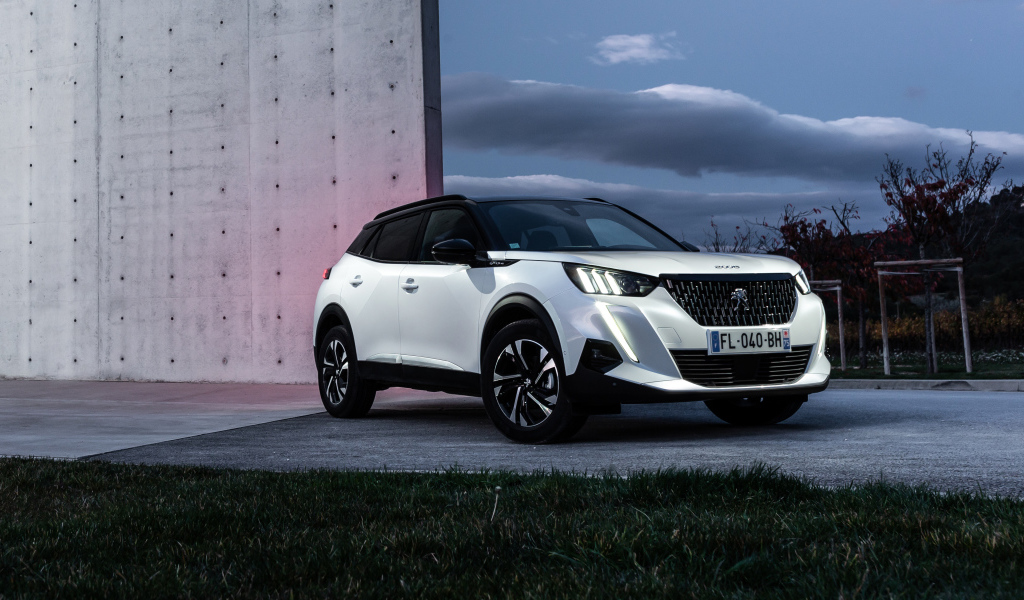 Внедорожник Peugeot 2008 GT Line 2019 года у стены 