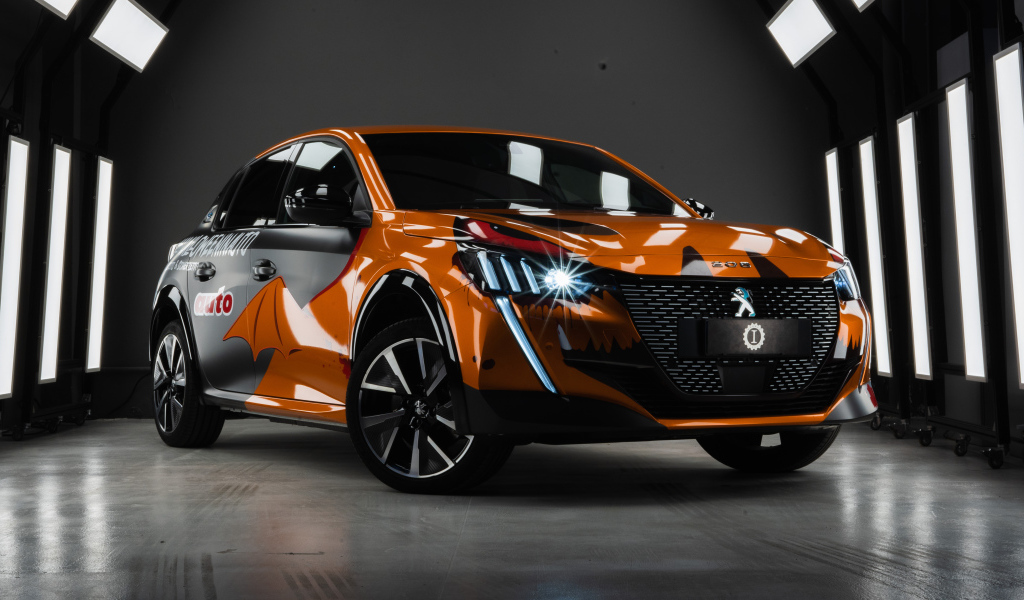 Автомобиль Peugeot E-208 GT, 2020 года