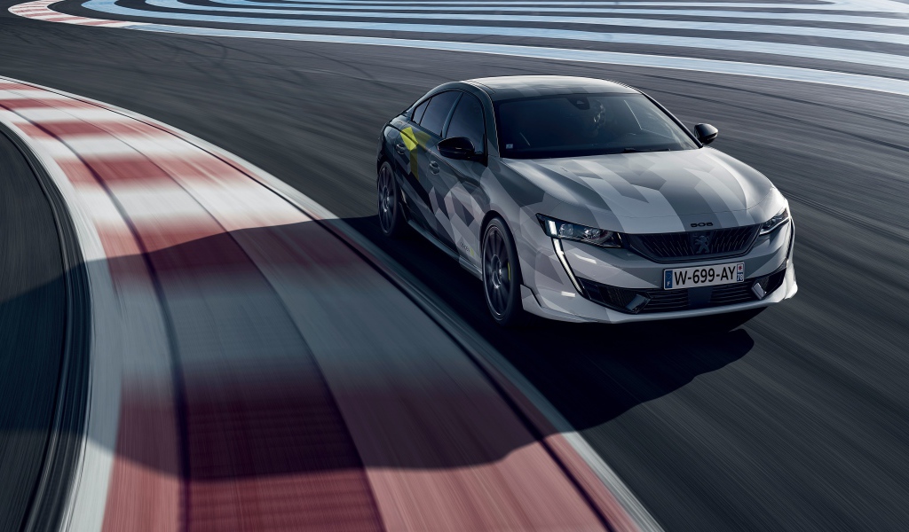 Автомобиль Peugeot 508, 2020 года на гоночной трассе