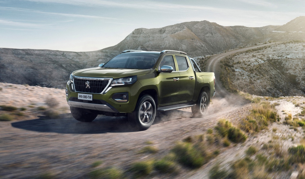 Внедорожник Peugeot Landtrek, 2020 года на горной дороге