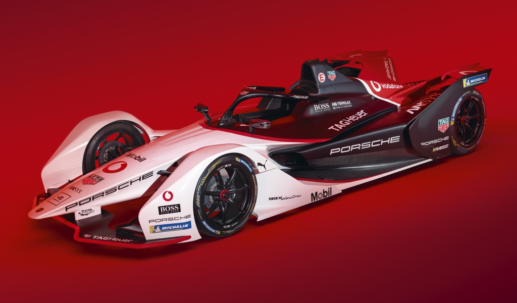 Гоночный автомобиль Porsche 99X Electric 2019 года на красном фоне