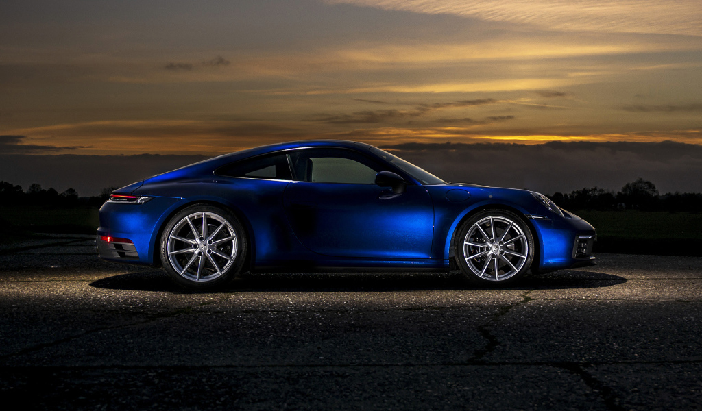 Синий автомобиль Porsche 911 Carrera S MT 2020 года вид сбоку