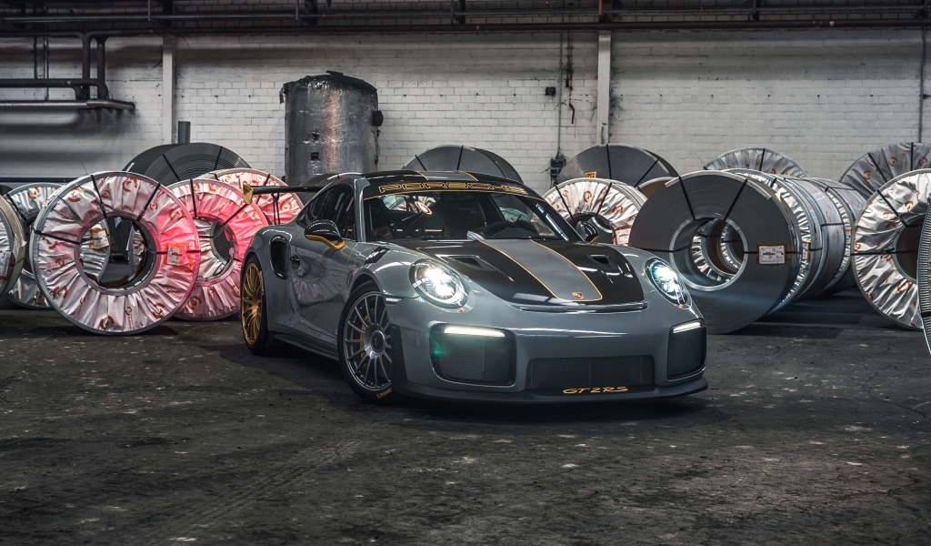 Спортивный автомобиль Porsche 911 GT2 RS 2020 года 