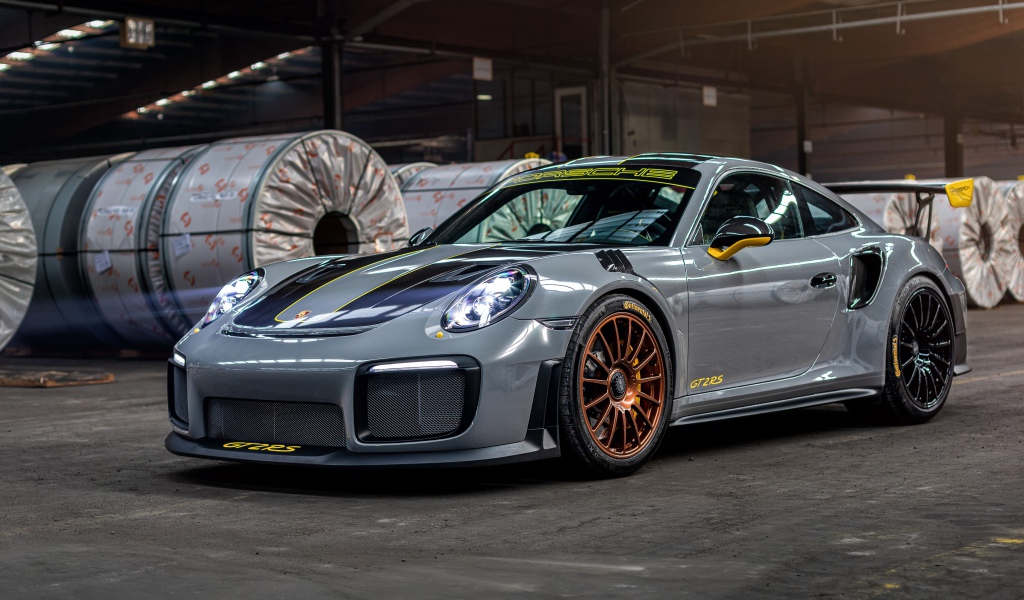 Автомобиль Porsche 911 GT2 RS 2020 года на заводе
