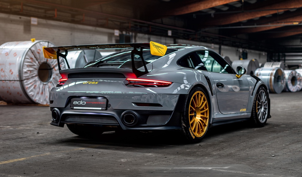 Спортивный автомобиль  Porsche 911 GT2 RS 2020 года вид сзади