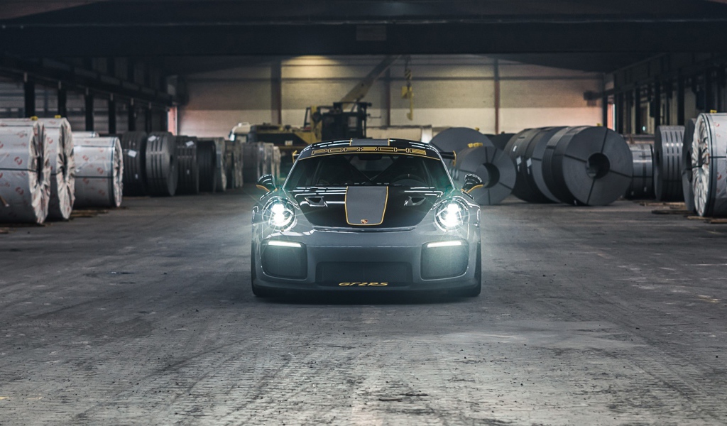 Автомобиль  Porsche 911 GT2 RS 2020 года с включенными фарами